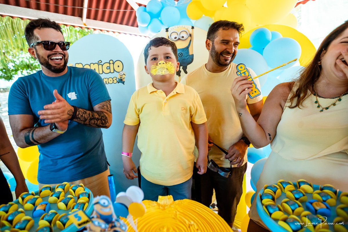 fotografia de Aniversario infantil, festa de 5 anos de Beni no CEPE em Natal, com tema Minios, brincadeiras, piscina, diversão para as crianças e muito carinho de familiares e amigos.