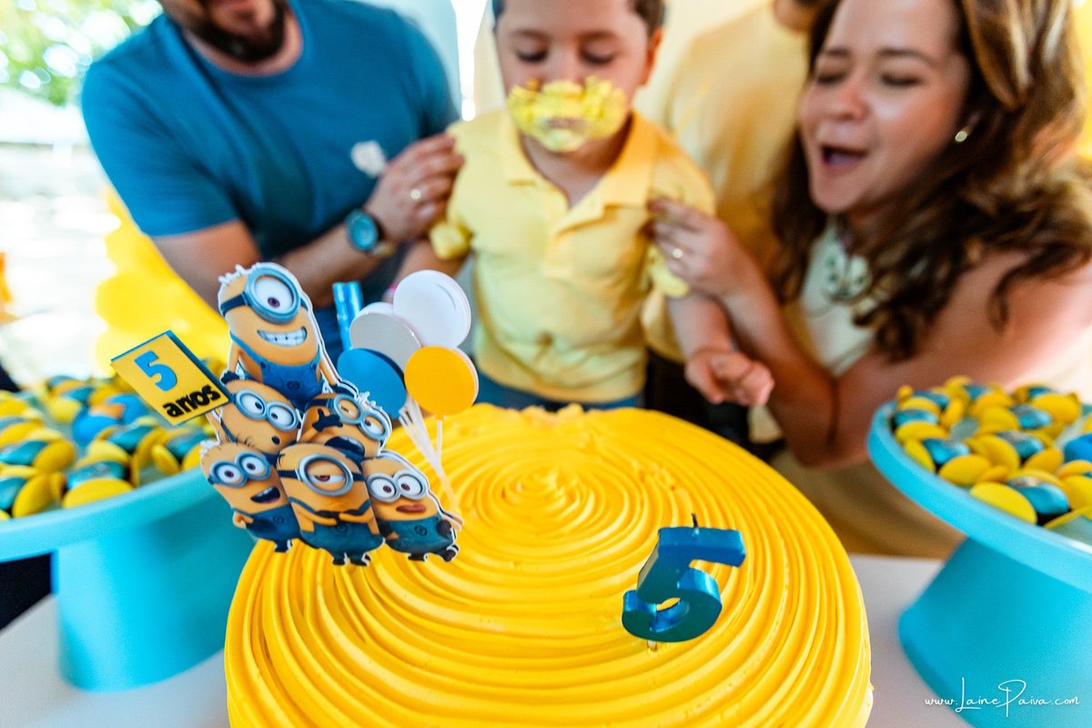 fotografia de Aniversario infantil, festa de 5 anos de Beni no CEPE em Natal, com tema Minios, brincadeiras, piscina, diversão para as crianças e muito carinho de familiares e amigos.