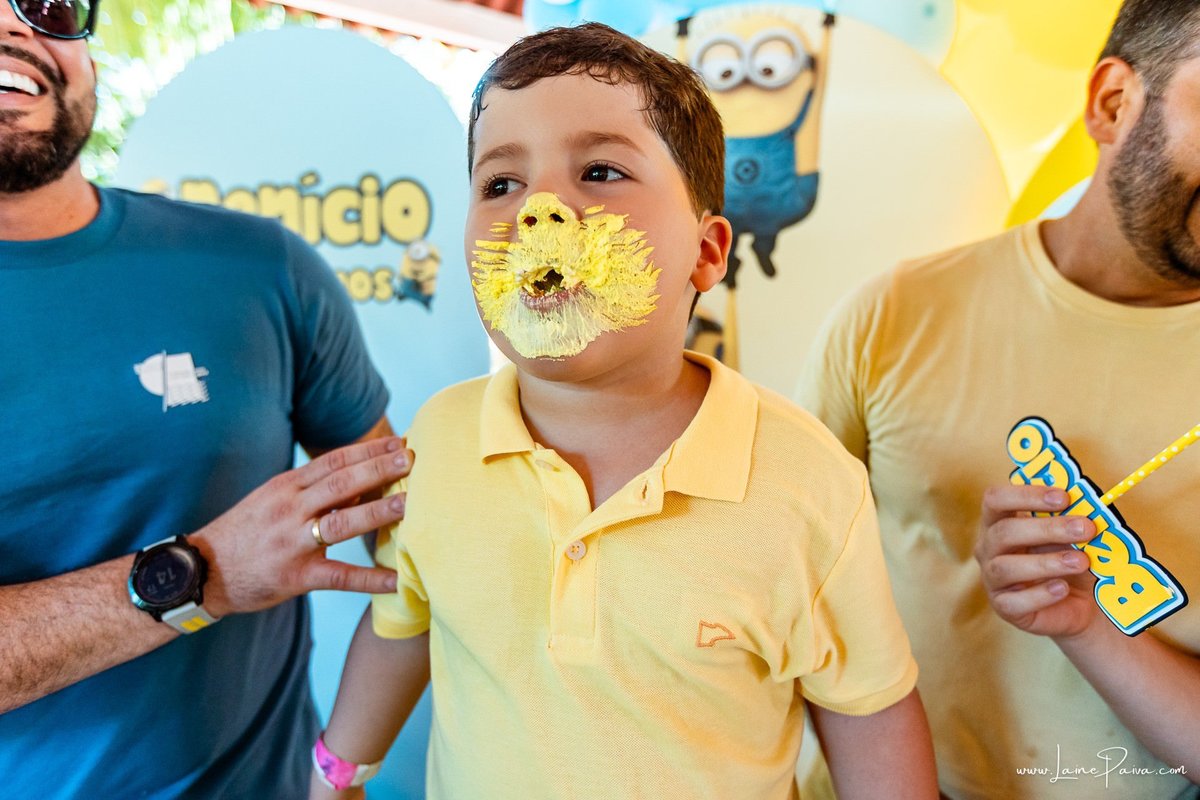 fotografia de Aniversario infantil, festa de 5 anos de Beni no CEPE em Natal, com tema Minios, brincadeiras, piscina, diversão para as crianças e muito carinho de familiares e amigos.