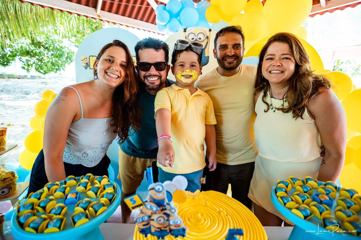 fotografia de Aniversario infantil, festa de 5 anos de Beni no CEPE em Natal, com tema Minios, brincadeiras, piscina, diversão para as crianças e muito carinho de familiares e amigos.