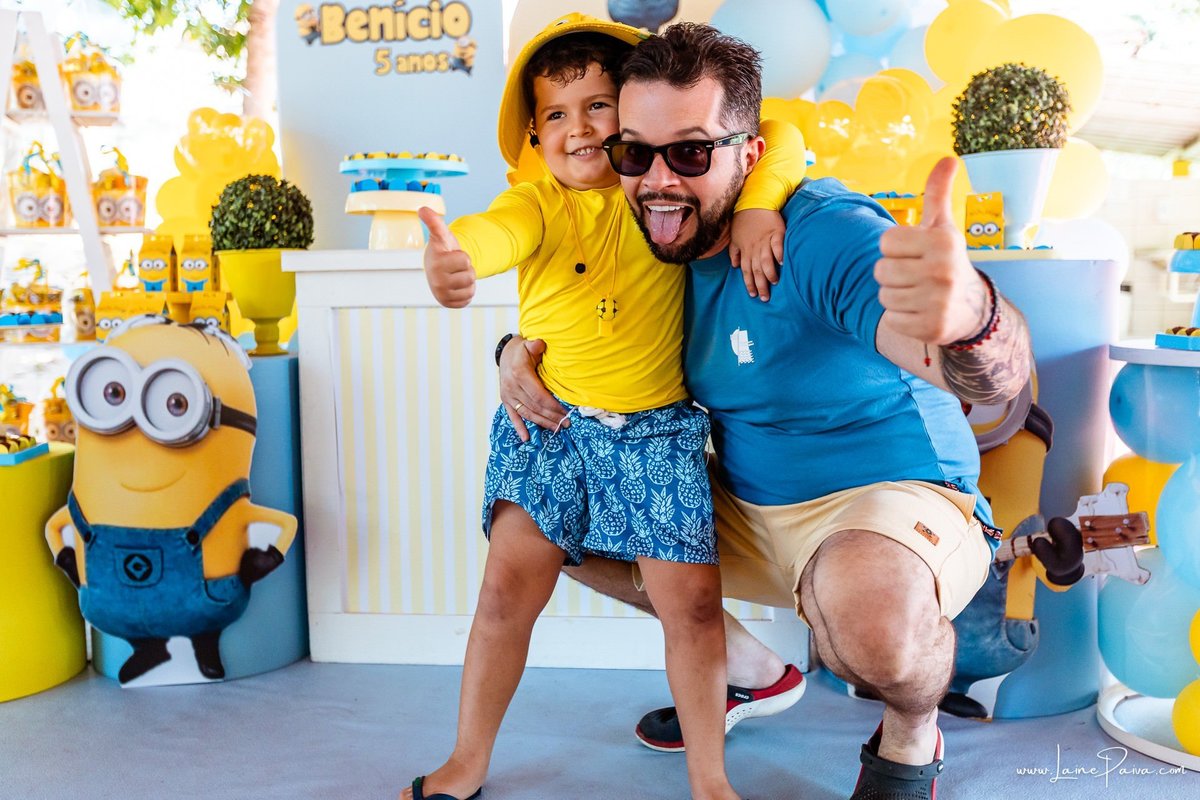 fotografia de Aniversario infantil, festa de 5 anos de Beni no CEPE em Natal, com tema Minios, brincadeiras, piscina, diversão para as crianças e muito carinho de familiares e amigos.