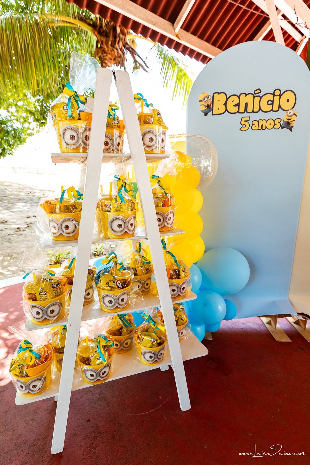 fotografia de Aniversario infantil, festa de 5 anos de Beni no CEPE em Natal, com tema Minios, brincadeiras, piscina, diversão para as crianças e muito carinho de familiares e amigos.