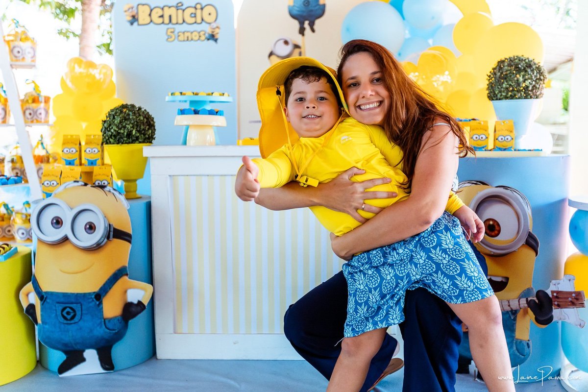 fotografia de Aniversario infantil, festa de 5 anos de Beni no CEPE em Natal, com tema Minios, brincadeiras, piscina, diversão para as crianças e muito carinho de familiares e amigos.