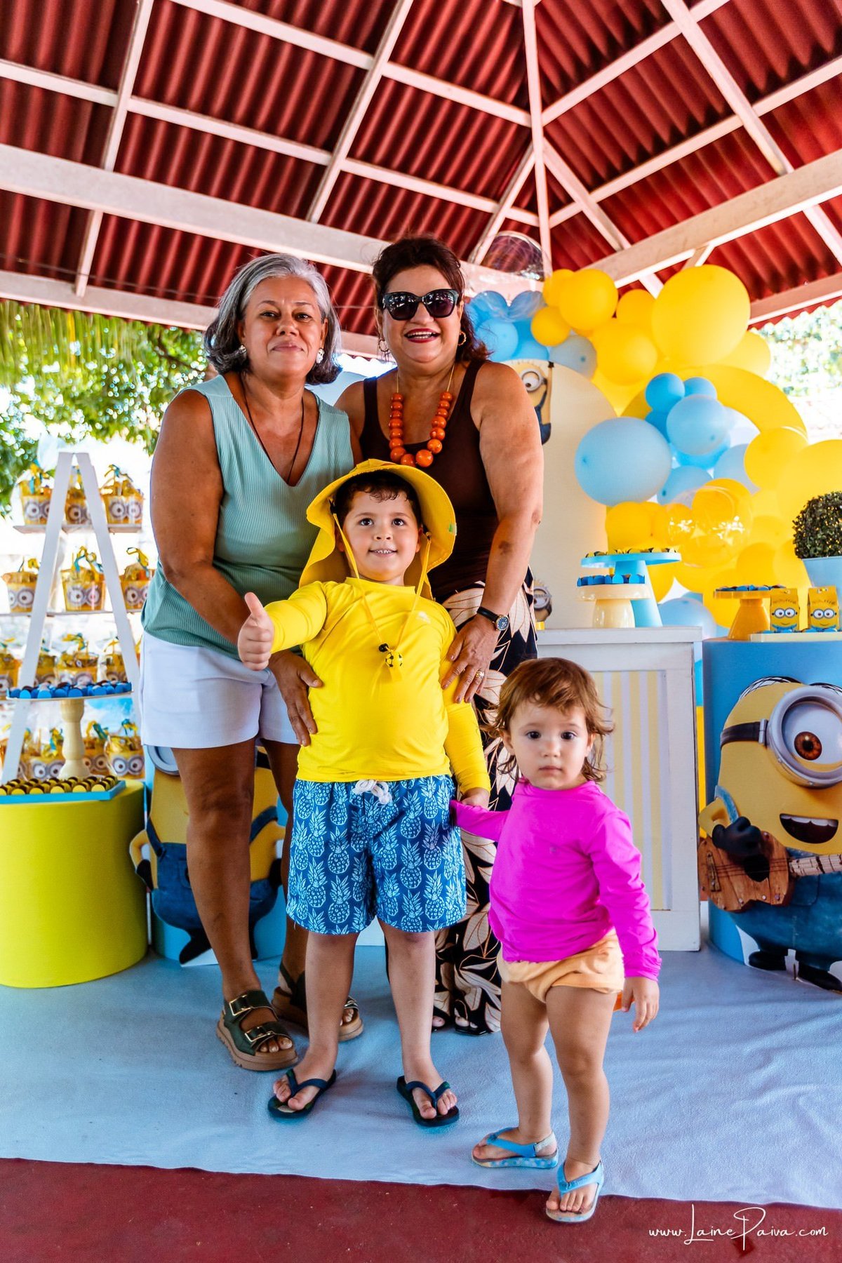 fotografia de Aniversario infantil, festa de 5 anos de Beni no CEPE em Natal, com tema Minios, brincadeiras, piscina, diversão para as crianças e muito carinho de familiares e amigos.