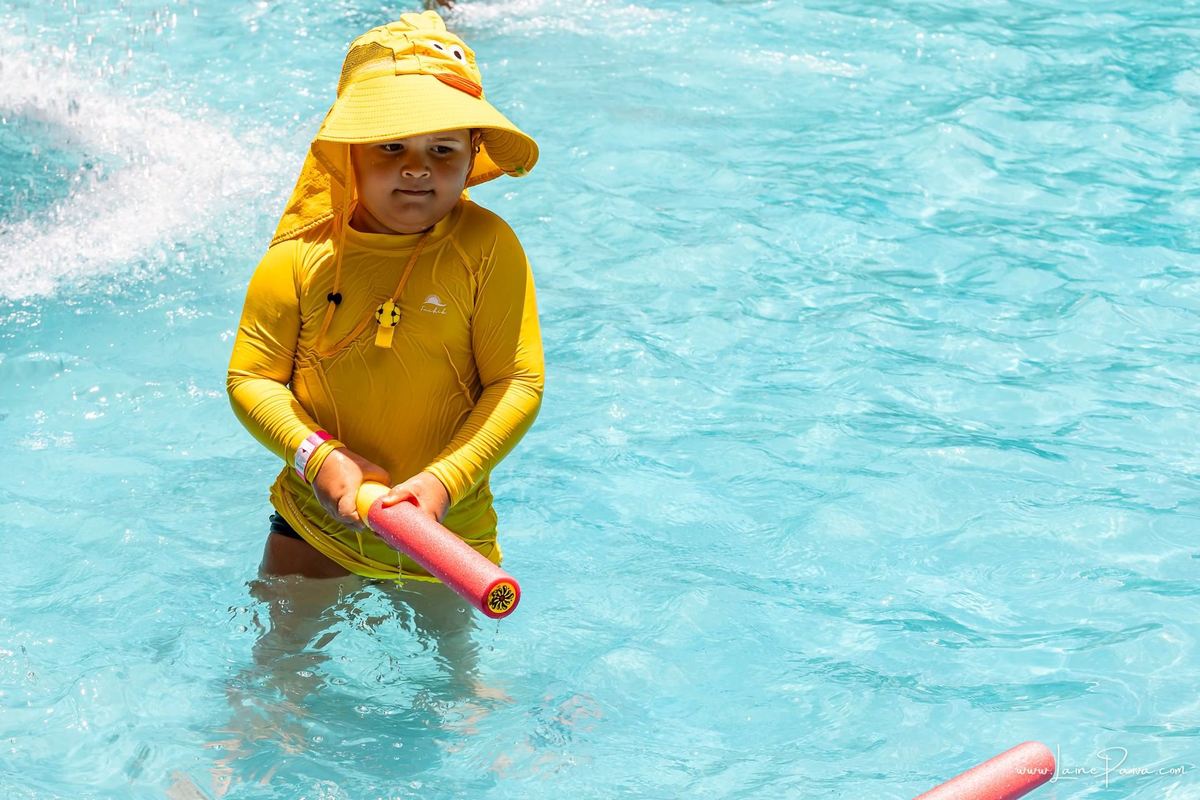 fotografia de Aniversario infantil, festa de 5 anos de Beni no CEPE em Natal, com tema Minios, brincadeiras, piscina, diversão para as crianças e muito carinho de familiares e amigos.