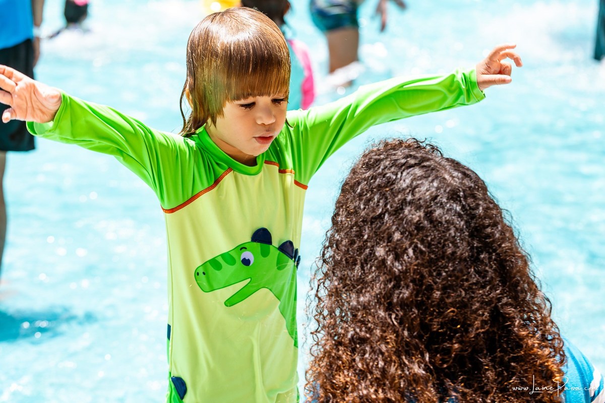 fotografia de Aniversario infantil, festa de 5 anos de Beni no CEPE em Natal, com tema Minios, brincadeiras, piscina, diversão para as crianças e muito carinho de familiares e amigos.