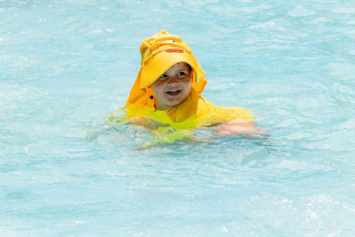 fotografia de Aniversario infantil, festa de 5 anos de Beni no CEPE em Natal, com tema Minios, brincadeiras, piscina, diversão para as crianças e muito carinho de familiares e amigos.