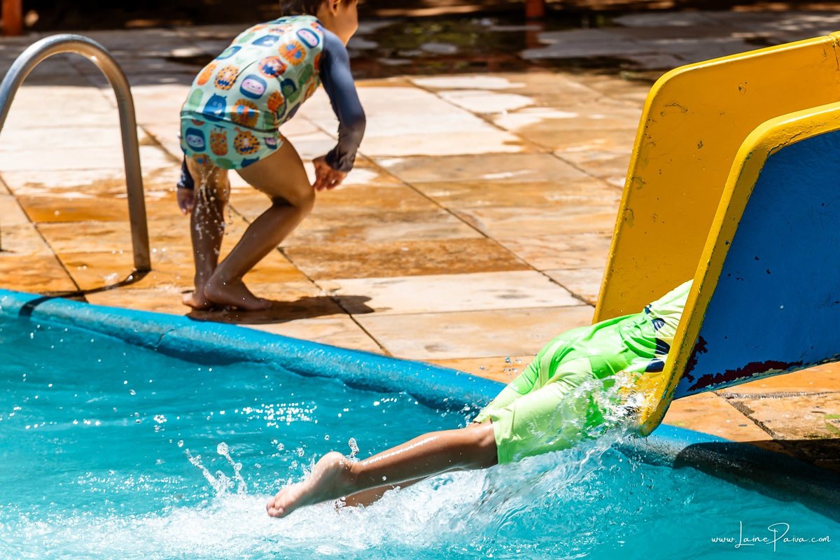 fotografia de Aniversario infantil, festa de 5 anos de Beni no CEPE em Natal, com tema Minios, brincadeiras, piscina, diversão para as crianças e muito carinho de familiares e amigos.