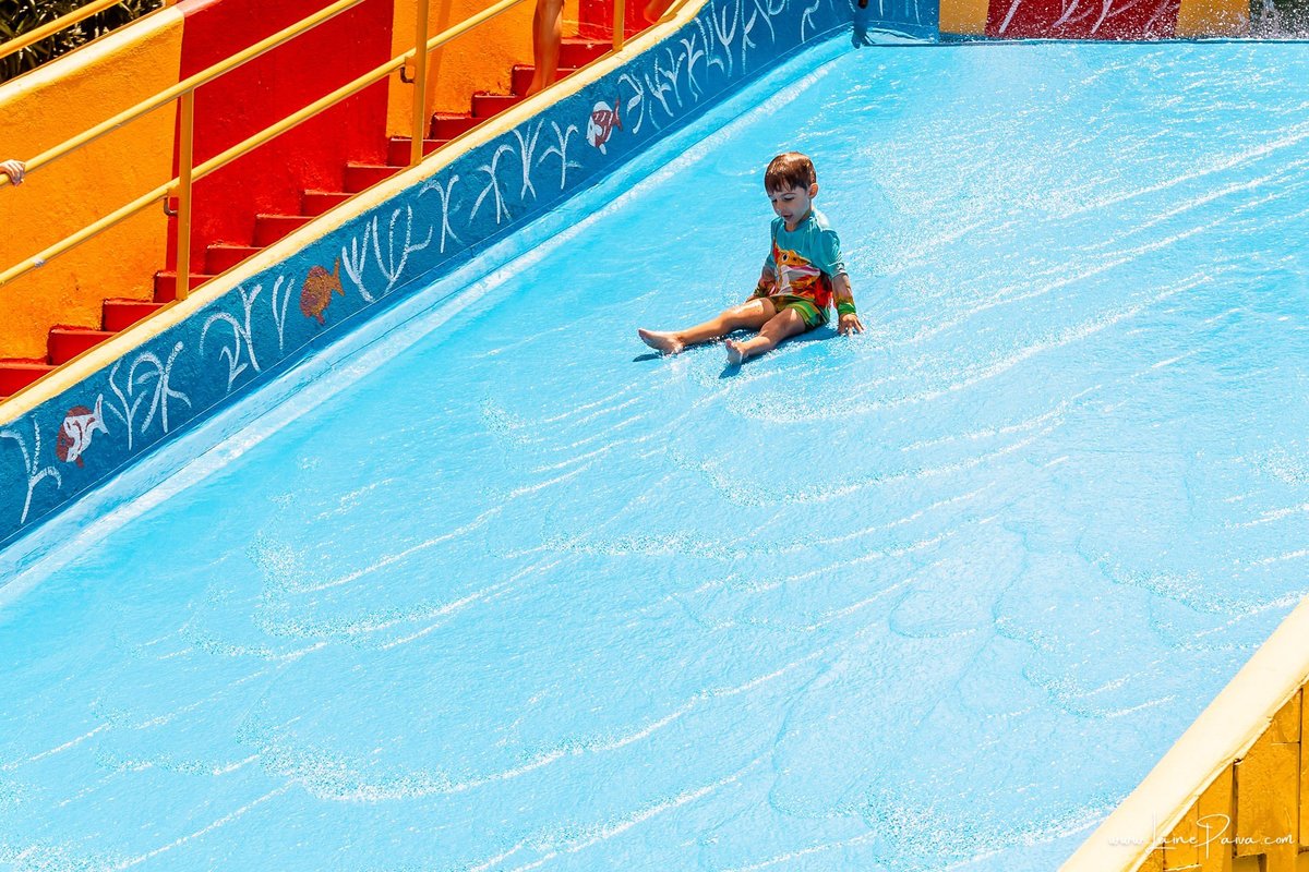 fotografia de Aniversario infantil, festa de 5 anos de Beni no CEPE em Natal, com tema Minios, brincadeiras, piscina, diversão para as crianças e muito carinho de familiares e amigos.