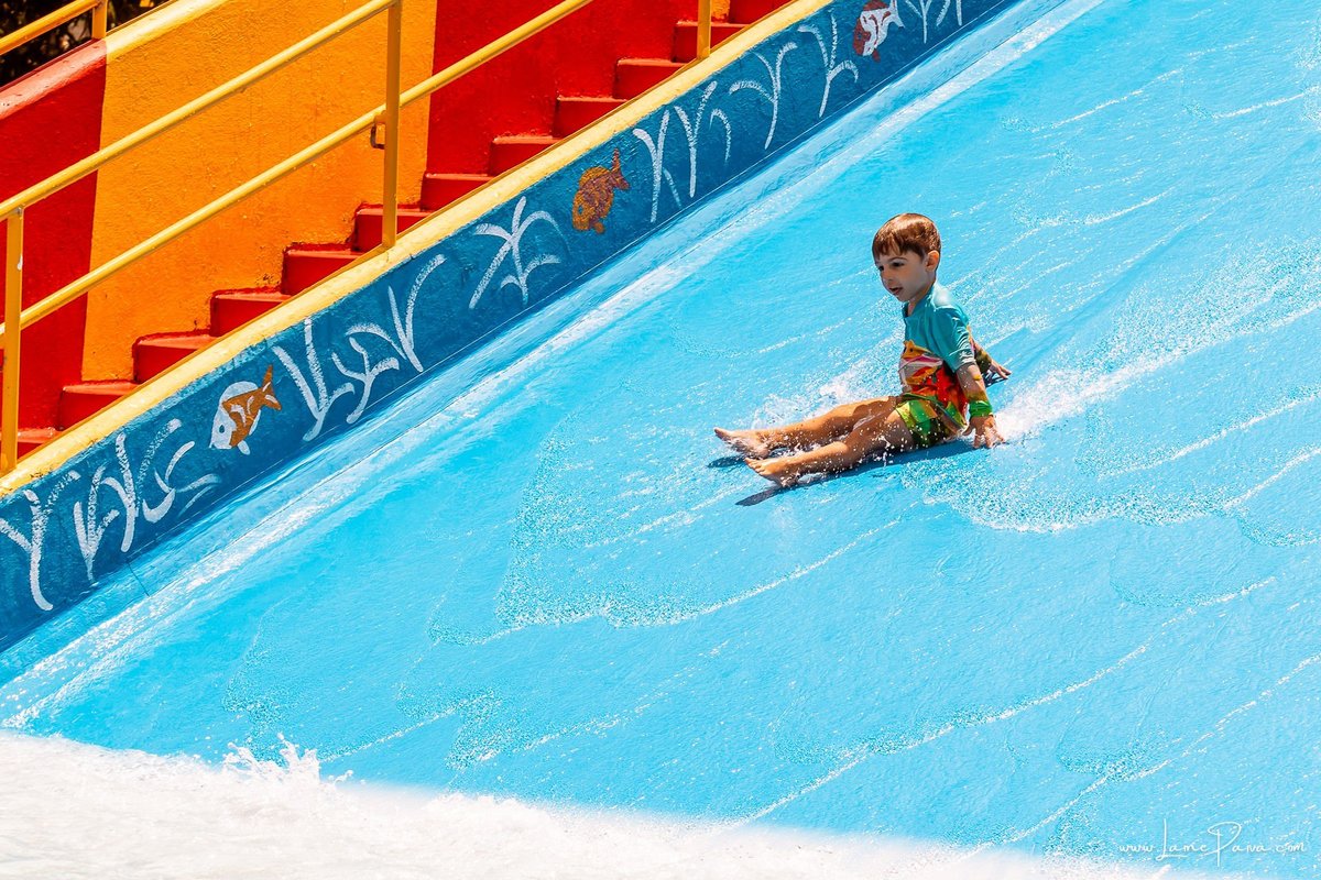 fotografia de Aniversario infantil, festa de 5 anos de Beni no CEPE em Natal, com tema Minios, brincadeiras, piscina, diversão para as crianças e muito carinho de familiares e amigos.