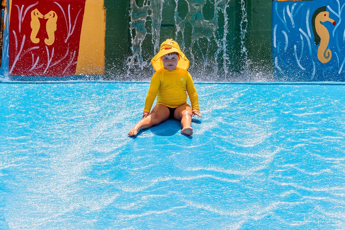 fotografia de Aniversario infantil, festa de 5 anos de Beni no CEPE em Natal, com tema Minios, brincadeiras, piscina, diversão para as crianças e muito carinho de familiares e amigos.