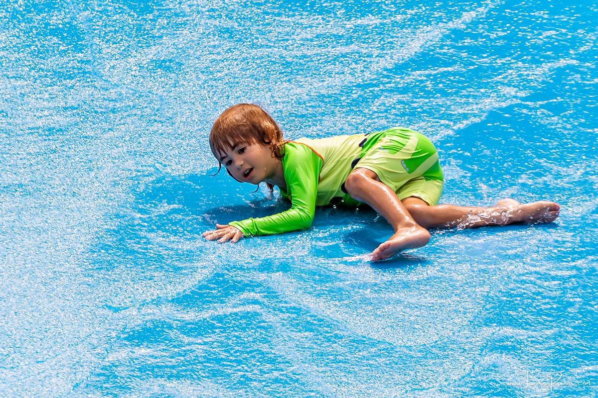 fotografia de Aniversario infantil, festa de 5 anos de Beni no CEPE em Natal, com tema Minios, brincadeiras, piscina, diversão para as crianças e muito carinho de familiares e amigos.
