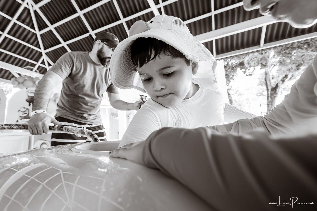 fotografia de Aniversario infantil, festa de 5 anos de Beni no CEPE em Natal, com tema Minios, brincadeiras, piscina, diversão para as crianças e muito carinho de familiares e amigos.