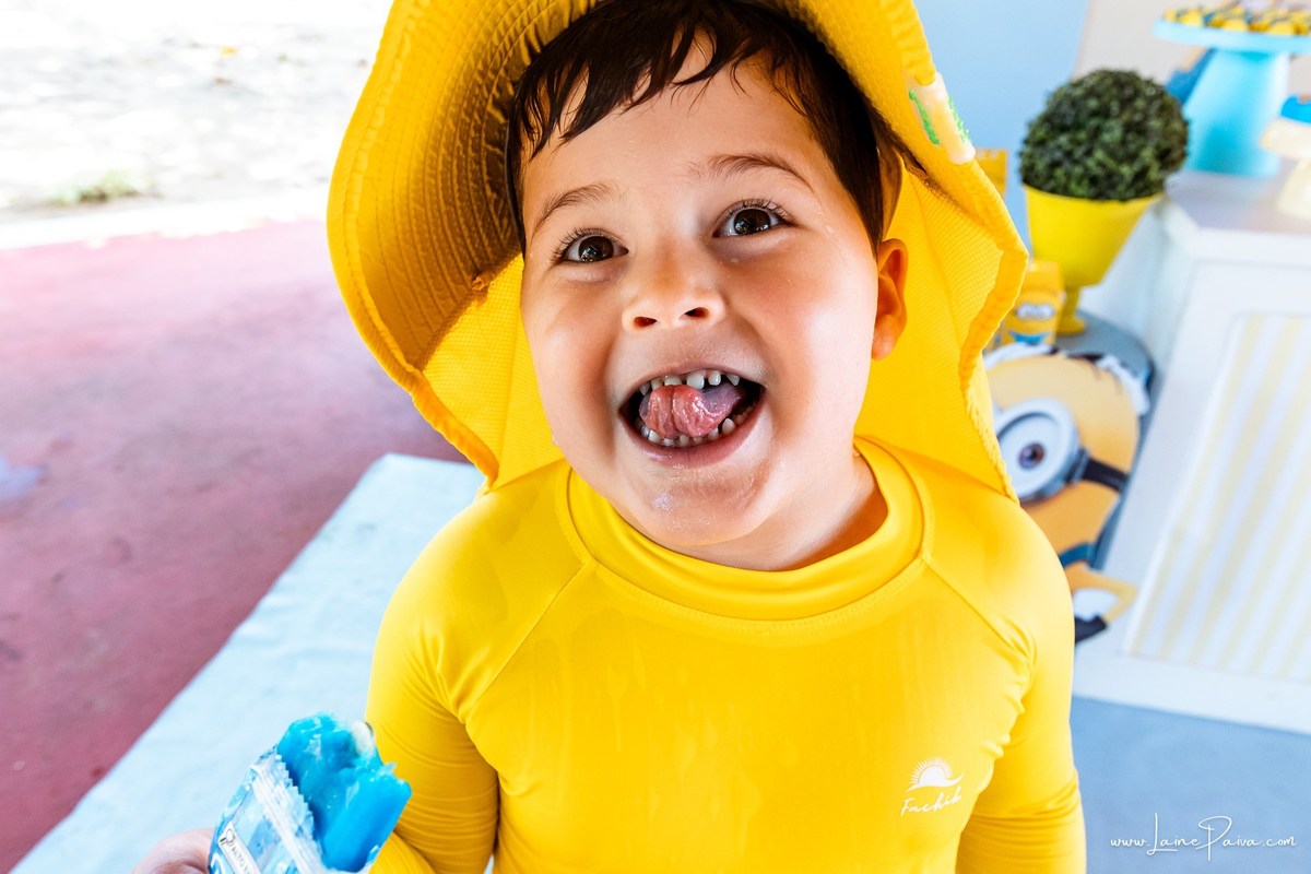 fotografia de Aniversario infantil, festa de 5 anos de Beni no CEPE em Natal, com tema Minios, brincadeiras, piscina, diversão para as crianças e muito carinho de familiares e amigos.