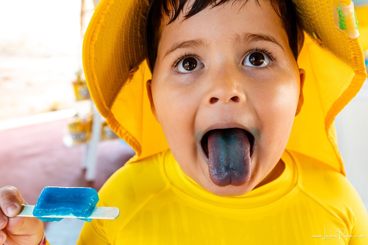 fotografia de Aniversario infantil, festa de 5 anos de Beni no CEPE em Natal, com tema Minios, brincadeiras, piscina, diversão para as crianças e muito carinho de familiares e amigos.