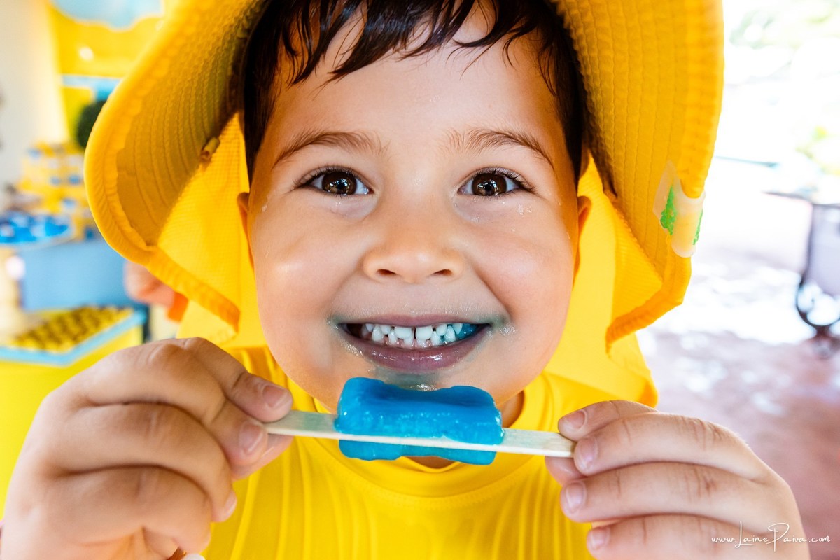 fotografia de Aniversario infantil, festa de 5 anos de Beni no CEPE em Natal, com tema Minios, brincadeiras, piscina, diversão para as crianças e muito carinho de familiares e amigos.