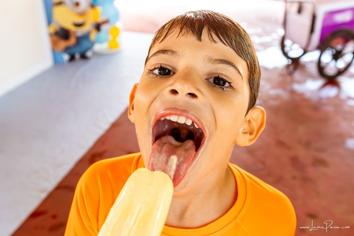 fotografia de Aniversario infantil, festa de 5 anos de Beni no CEPE em Natal, com tema Minios, brincadeiras, piscina, diversão para as crianças e muito carinho de familiares e amigos.