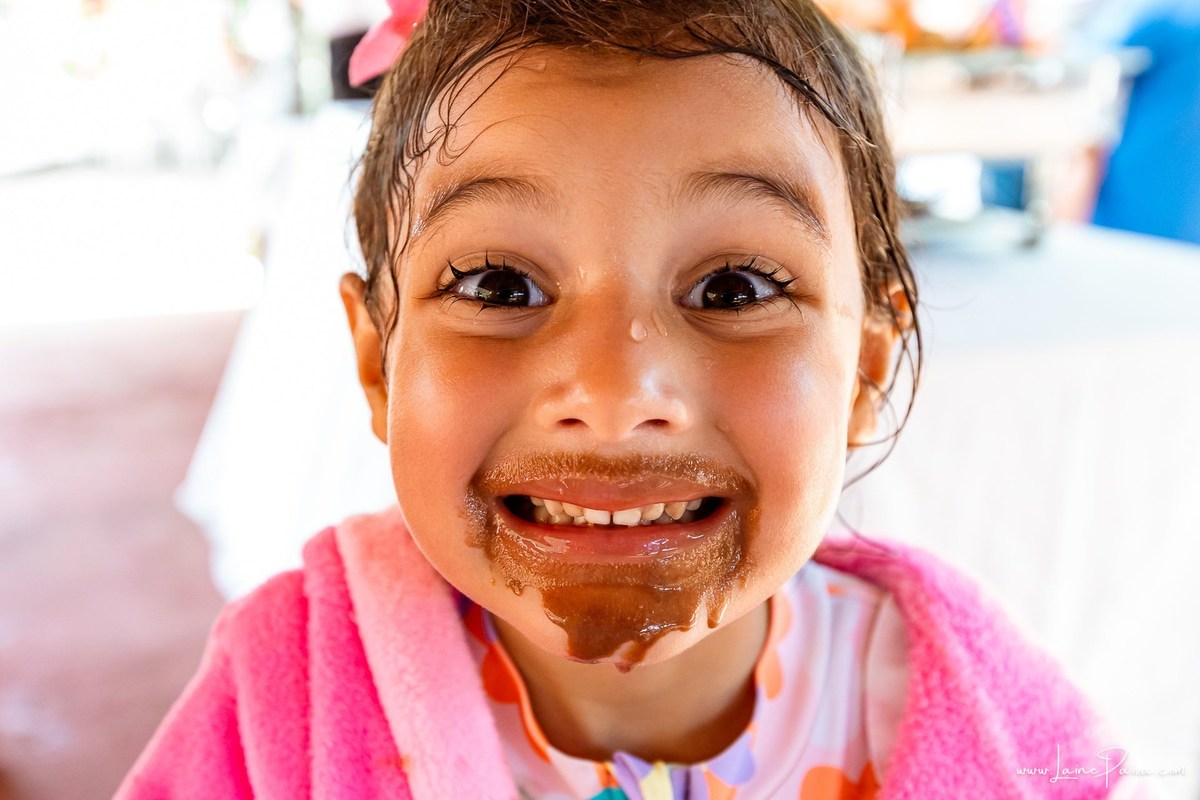 fotografia de Aniversario infantil, festa de 5 anos de Beni no CEPE em Natal, com tema Minios, brincadeiras, piscina, diversão para as crianças e muito carinho de familiares e amigos.