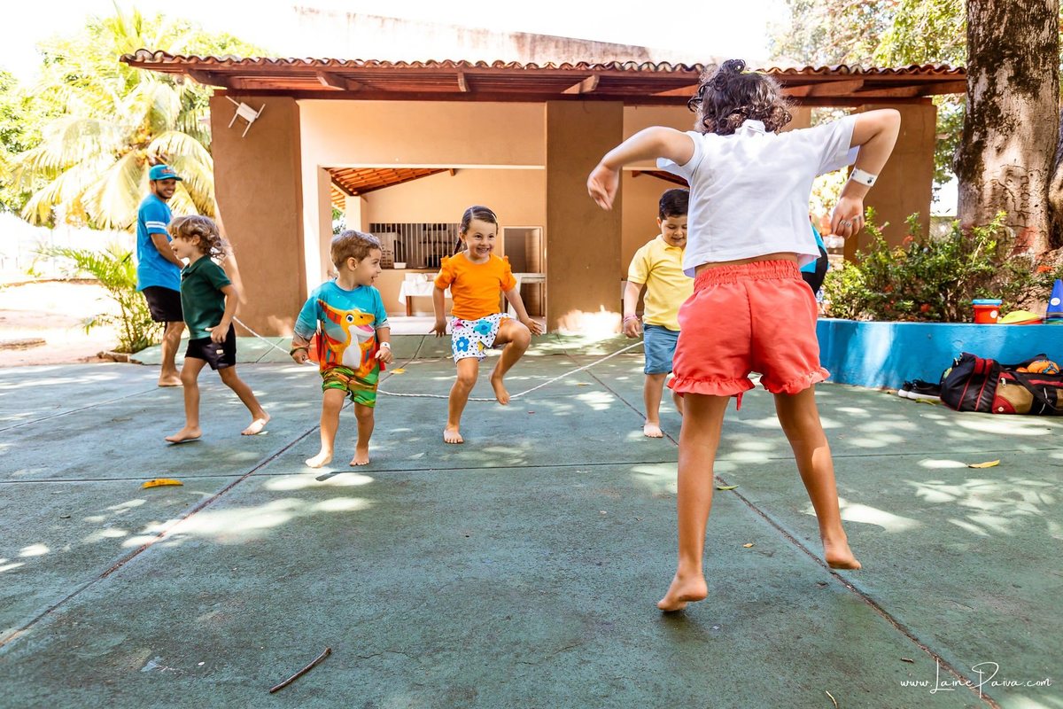 fotografia de Aniversario infantil, festa de 5 anos de Beni no CEPE em Natal, com tema Minios, brincadeiras, piscina, diversão para as crianças e muito carinho de familiares e amigos.