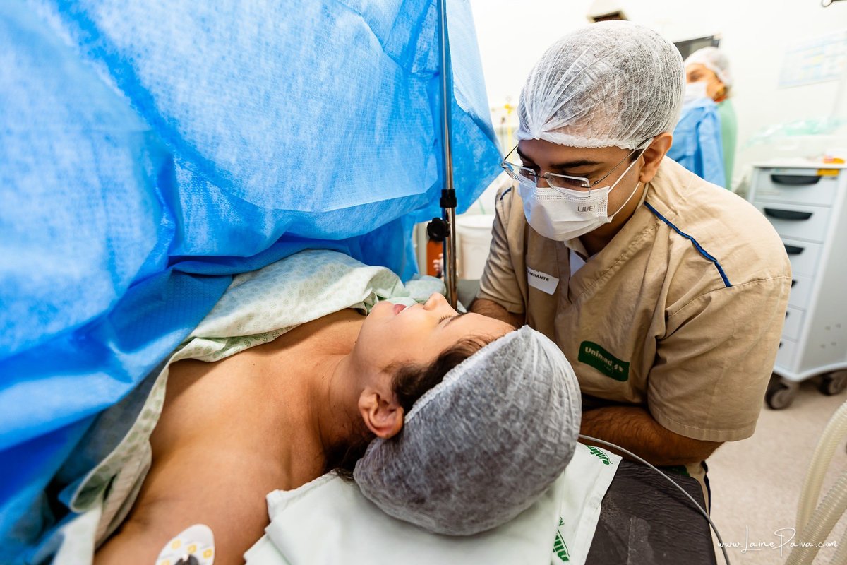 fotografia de parto na maternidade do hospital da Unimed,  parto cesaria, mãe de primeira viagem de menino, primeiros momentos de vida com amor e cuidado, fotografo de parto e familia em Natal, cobertura completa da cesariana, dra priscylla carolinne,