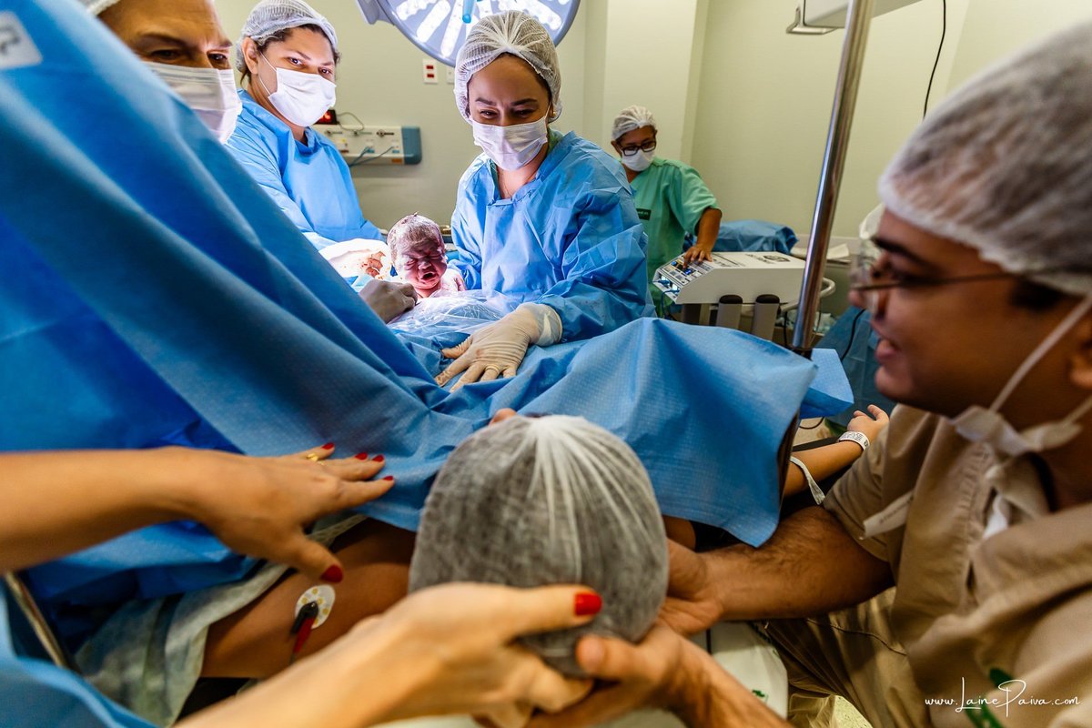 fotografia de parto na maternidade do hospital da Unimed,  parto cesaria, mãe de primeira viagem de menino, primeiros momentos de vida com amor e cuidado, fotografo de parto e familia em Natal, cobertura completa da cesariana, dra priscylla carolinne,