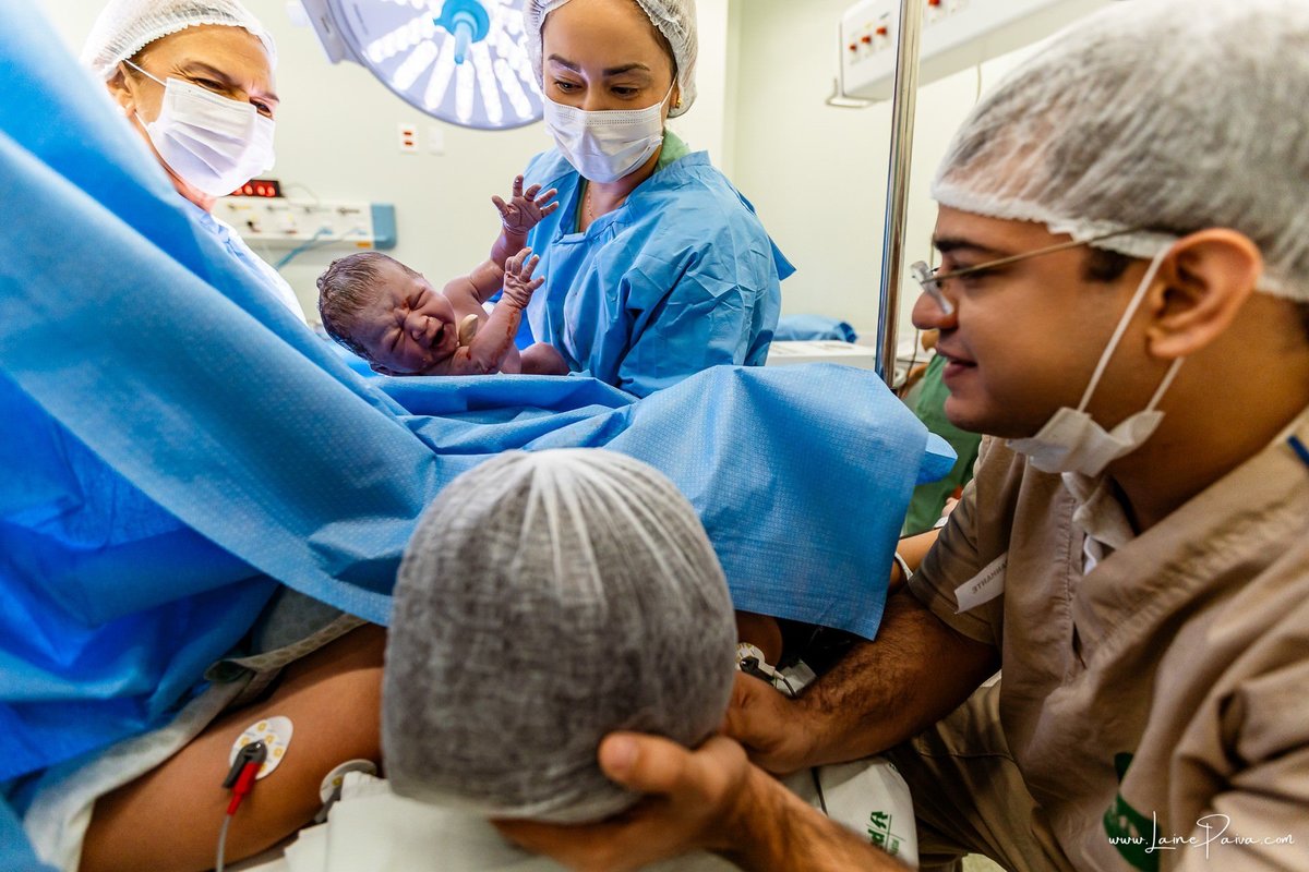 fotografia de parto na maternidade do hospital da Unimed,  parto cesaria, mãe de primeira viagem de menino, primeiros momentos de vida com amor e cuidado, fotografo de parto e familia em Natal, cobertura completa da cesariana, dra priscylla carolinne,