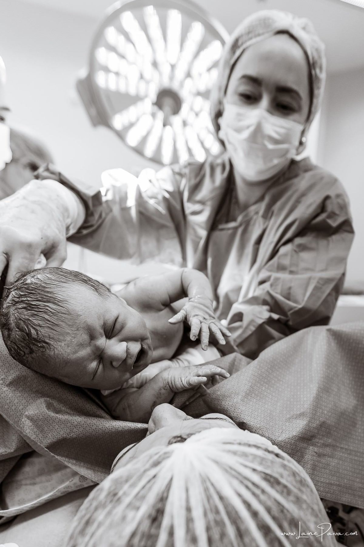 fotografia de parto na maternidade do hospital da Unimed,  parto cesaria, mãe de primeira viagem de menino, primeiros momentos de vida com amor e cuidado, fotografo de parto e familia em Natal, cobertura completa da cesariana, dra priscylla carolinne,