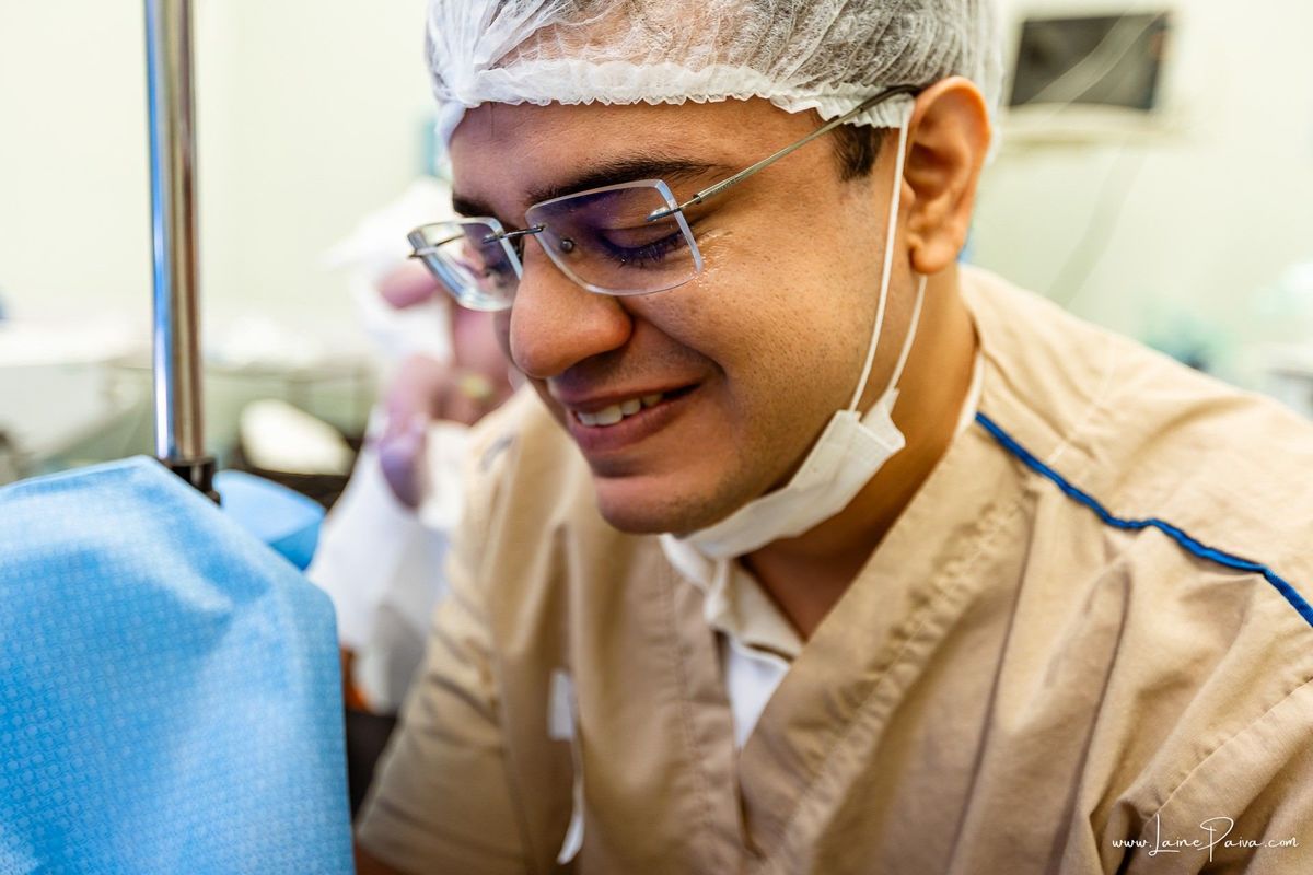 fotografia de parto na maternidade do hospital da Unimed,  parto cesaria, mãe de primeira viagem de menino, primeiros momentos de vida com amor e cuidado, fotografo de parto e familia em Natal, cobertura completa da cesariana, dra priscylla carolinne,