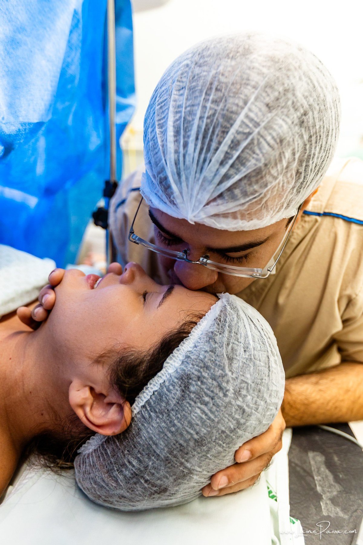 fotografia de parto na maternidade do hospital da Unimed,  parto cesaria, mãe de primeira viagem de menino, primeiros momentos de vida com amor e cuidado, fotografo de parto e familia em Natal, cobertura completa da cesariana, dra priscylla carolinne,