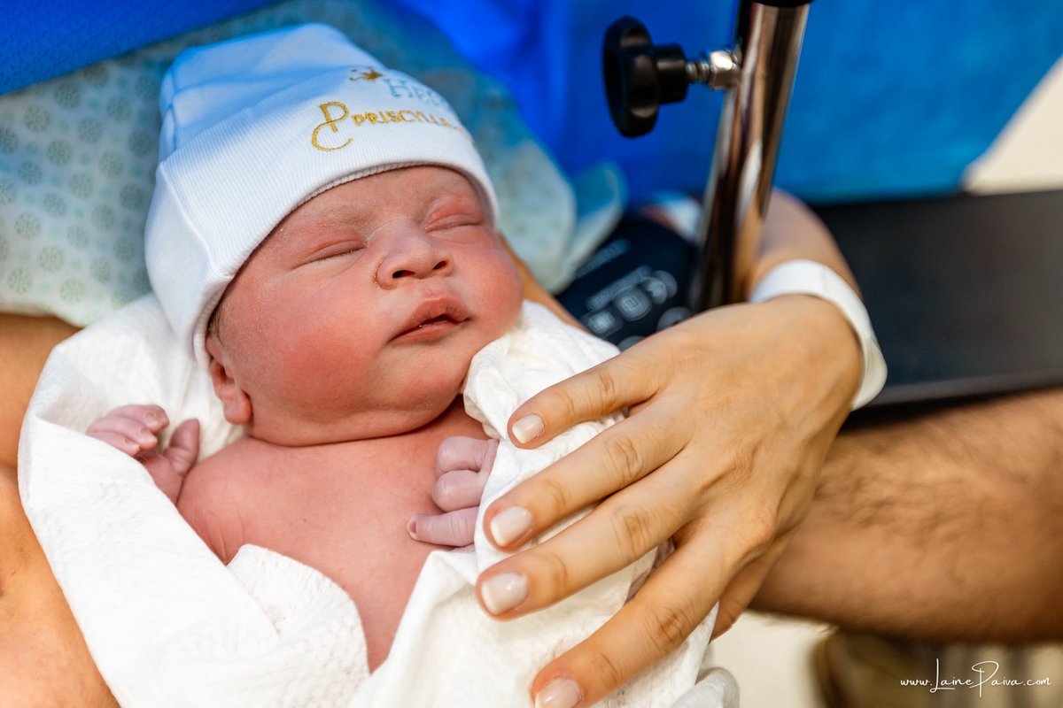 fotografia de parto na maternidade do hospital da Unimed,  parto cesaria, mãe de primeira viagem de menino, primeiros momentos de vida com amor e cuidado, fotografo de parto e familia em Natal, cobertura completa da cesariana, dra priscylla carolinne,