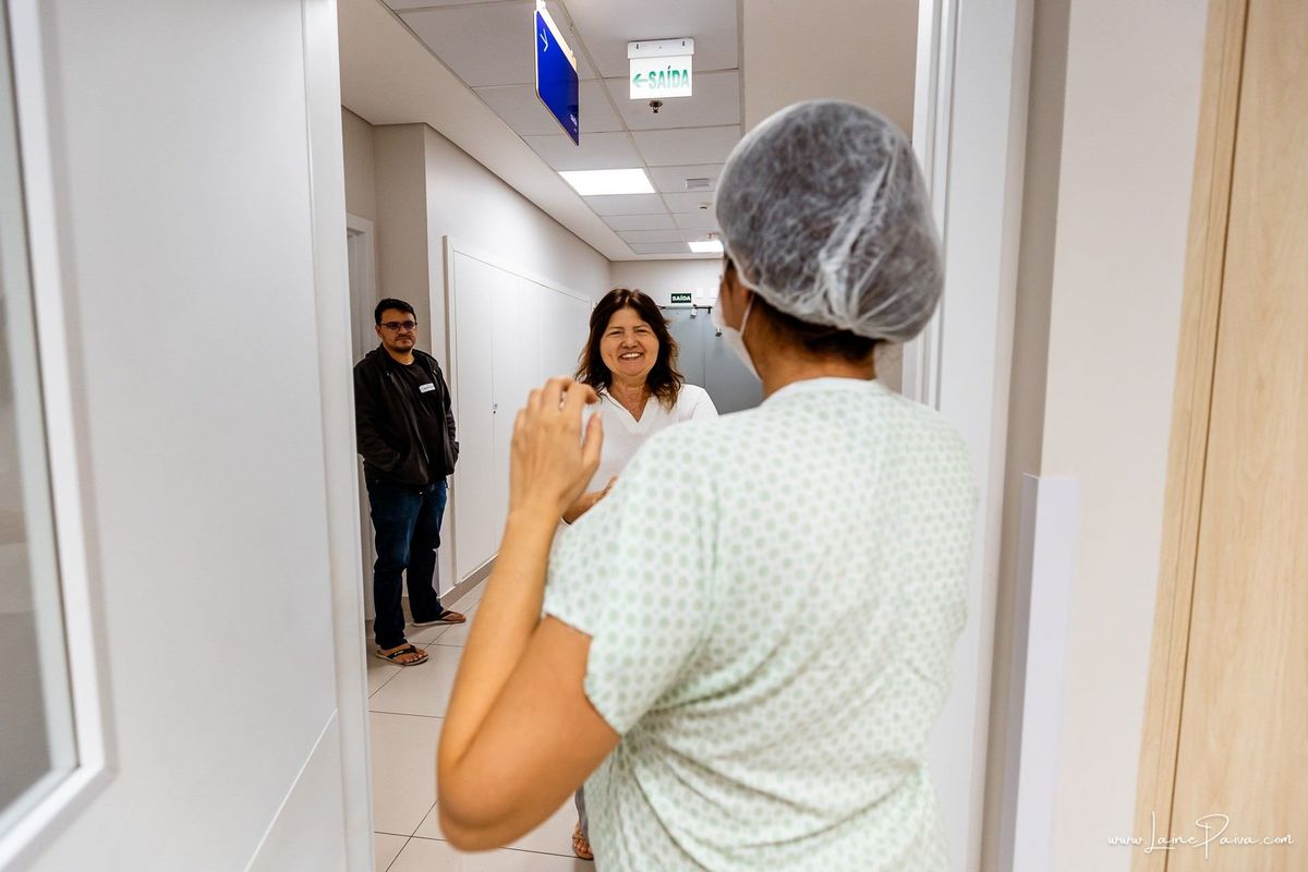 fotografia de parto na maternidade do hospital da Unimed,  parto cesaria, mãe de primeira viagem de menino, primeiros momentos de vida com amor e cuidado, fotografo de parto e familia em Natal, cobertura completa da cesariana, dra priscylla carolinne,