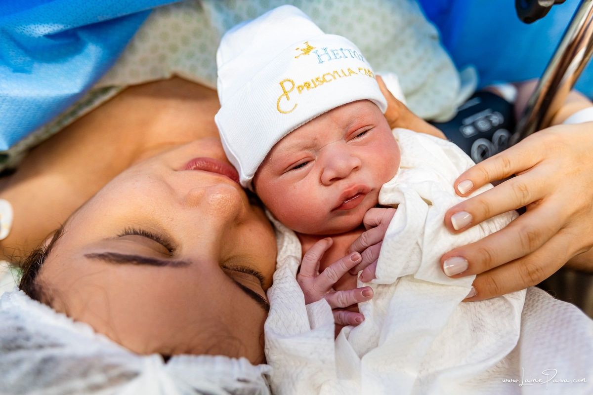 fotografia de parto na maternidade do hospital da Unimed,  parto cesaria, mãe de primeira viagem de menino, primeiros momentos de vida com amor e cuidado, fotografo de parto e familia em Natal, cobertura completa da cesariana, dra priscylla carolinne,