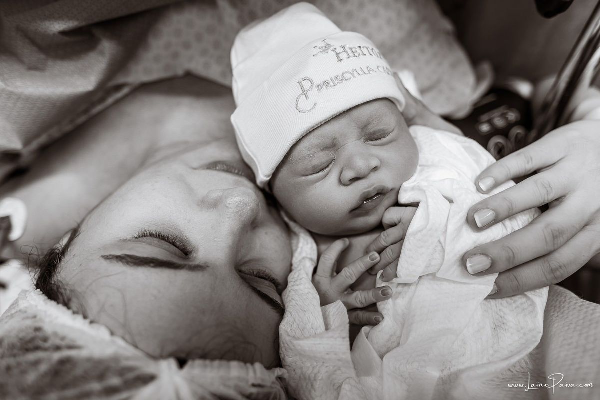 fotografia de parto na maternidade do hospital da Unimed,  parto cesaria, mãe de primeira viagem de menino, primeiros momentos de vida com amor e cuidado, fotografo de parto e familia em Natal, cobertura completa da cesariana, dra priscylla carolinne,