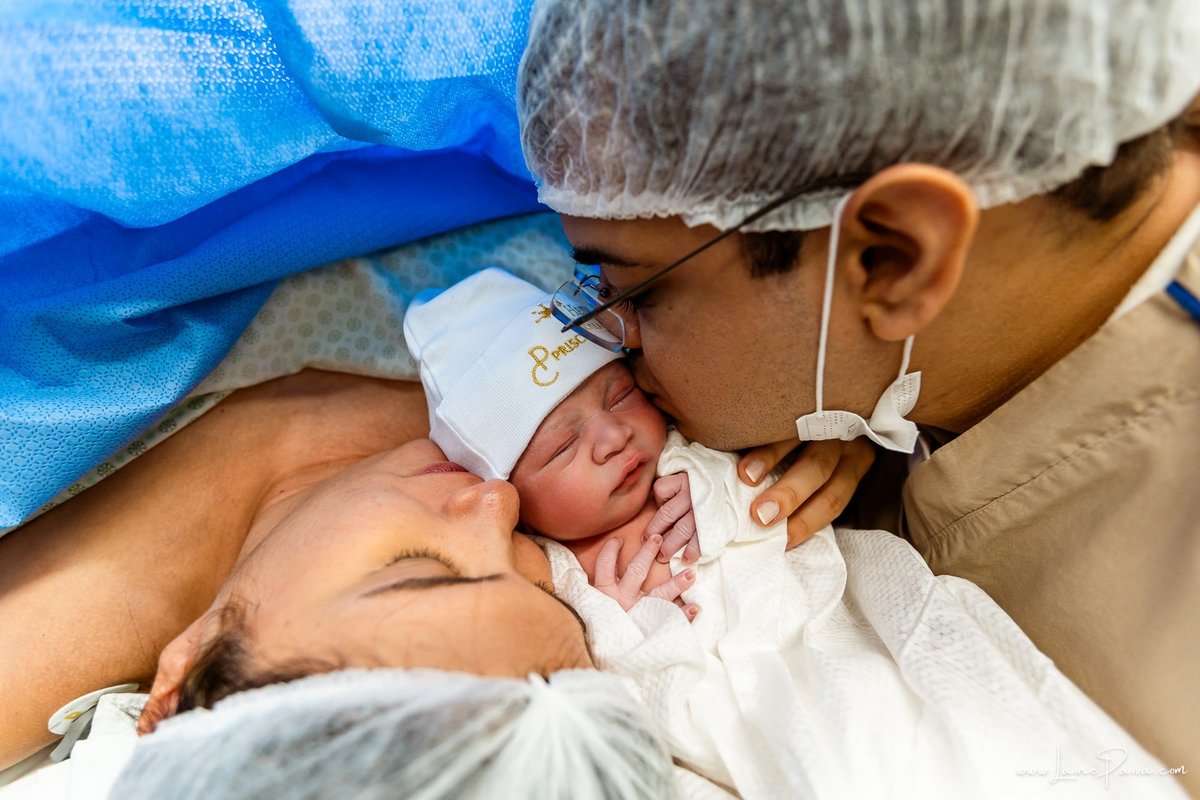 fotografia de parto na maternidade do hospital da Unimed,  parto cesaria, mãe de primeira viagem de menino, primeiros momentos de vida com amor e cuidado, fotografo de parto e familia em Natal, cobertura completa da cesariana, dra priscylla carolinne,
