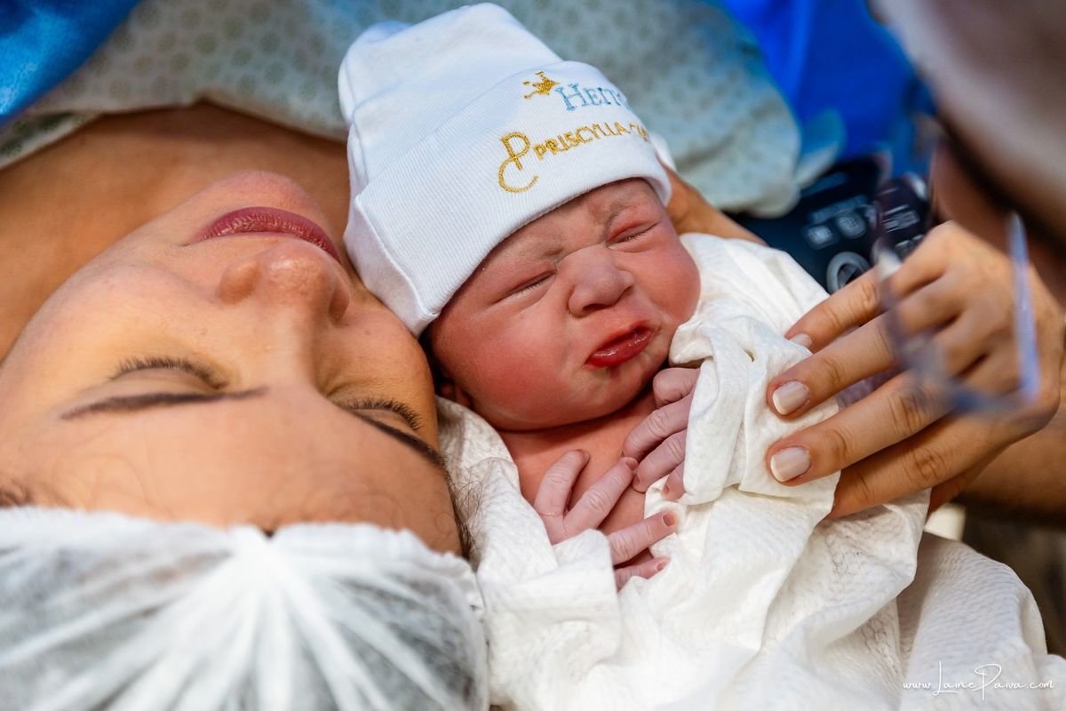 fotografia de parto na maternidade do hospital da Unimed,  parto cesaria, mãe de primeira viagem de menino, primeiros momentos de vida com amor e cuidado, fotografo de parto e familia em Natal, cobertura completa da cesariana, dra priscylla carolinne,