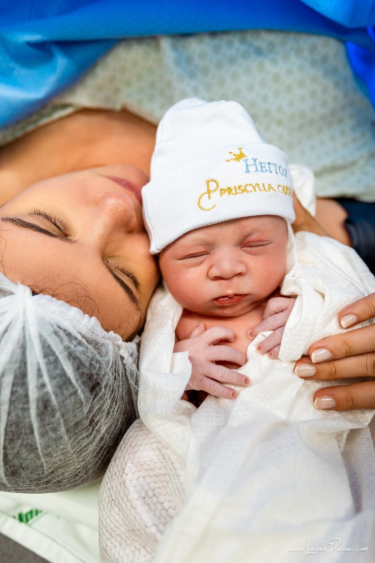 fotografia de parto na maternidade do hospital da Unimed,  parto cesaria, mãe de primeira viagem de menino, primeiros momentos de vida com amor e cuidado, fotografo de parto e familia em Natal, cobertura completa da cesariana, dra priscylla carolinne,