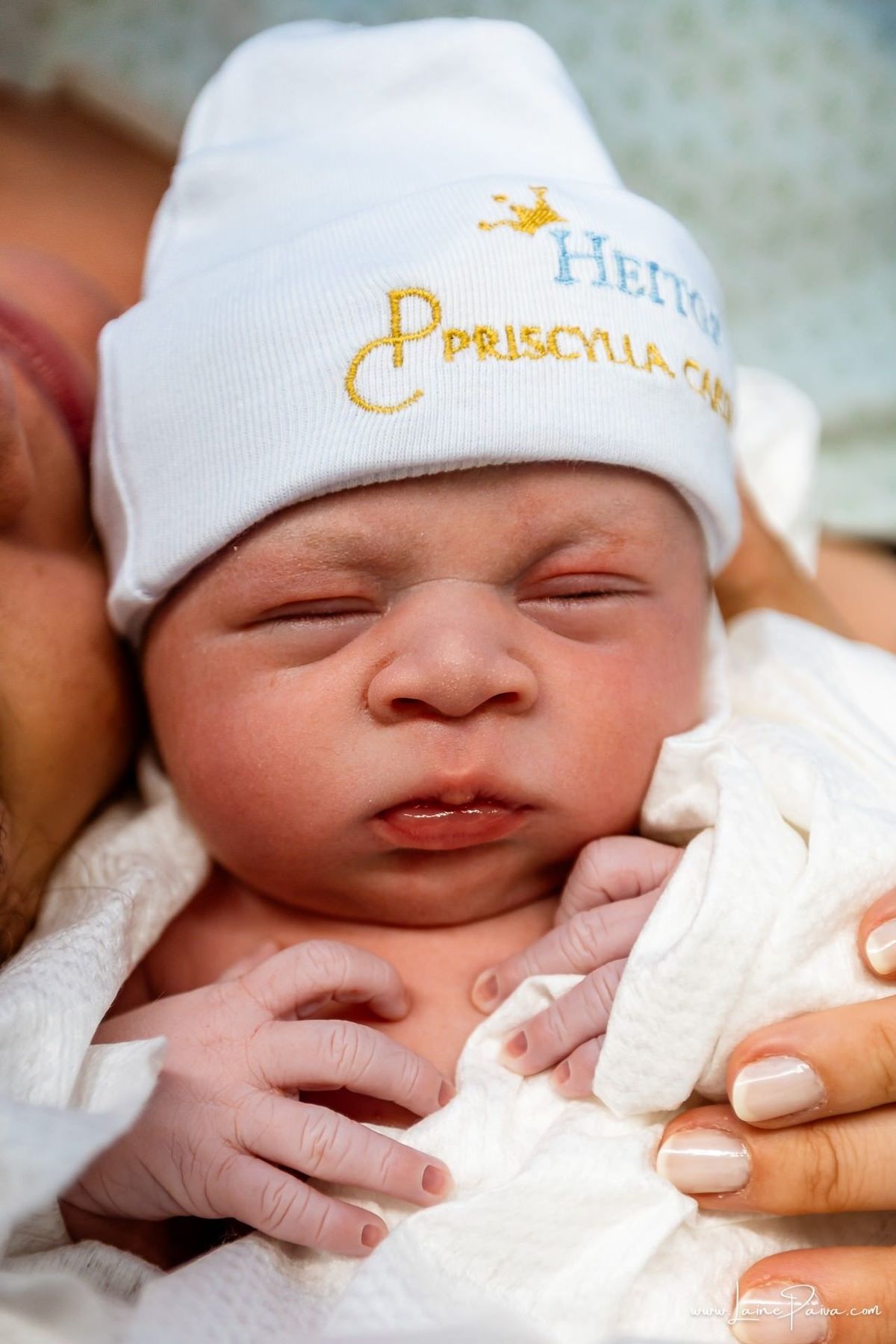 fotografia de parto na maternidade do hospital da Unimed,  parto cesaria, mãe de primeira viagem de menino, primeiros momentos de vida com amor e cuidado, fotografo de parto e familia em Natal, cobertura completa da cesariana, dra priscylla carolinne,
