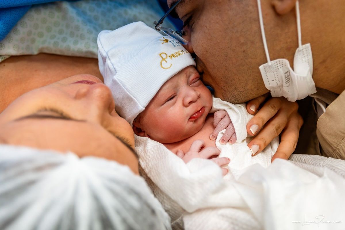 fotografia de parto na maternidade do hospital da Unimed,  parto cesaria, mãe de primeira viagem de menino, primeiros momentos de vida com amor e cuidado, fotografo de parto e familia em Natal, cobertura completa da cesariana, dra priscylla carolinne,