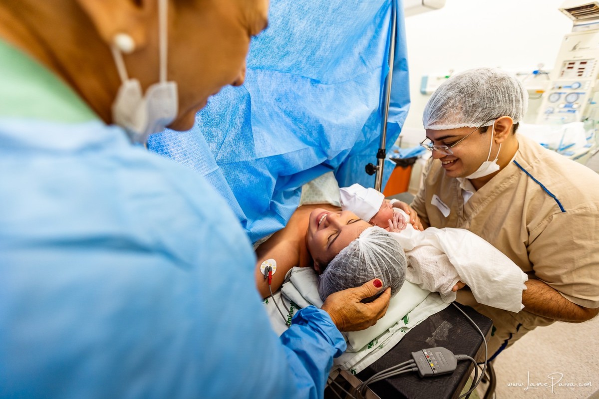 fotografia de parto na maternidade do hospital da Unimed,  parto cesaria, mãe de primeira viagem de menino, primeiros momentos de vida com amor e cuidado, fotografo de parto e familia em Natal, cobertura completa da cesariana, dra priscylla carolinne,