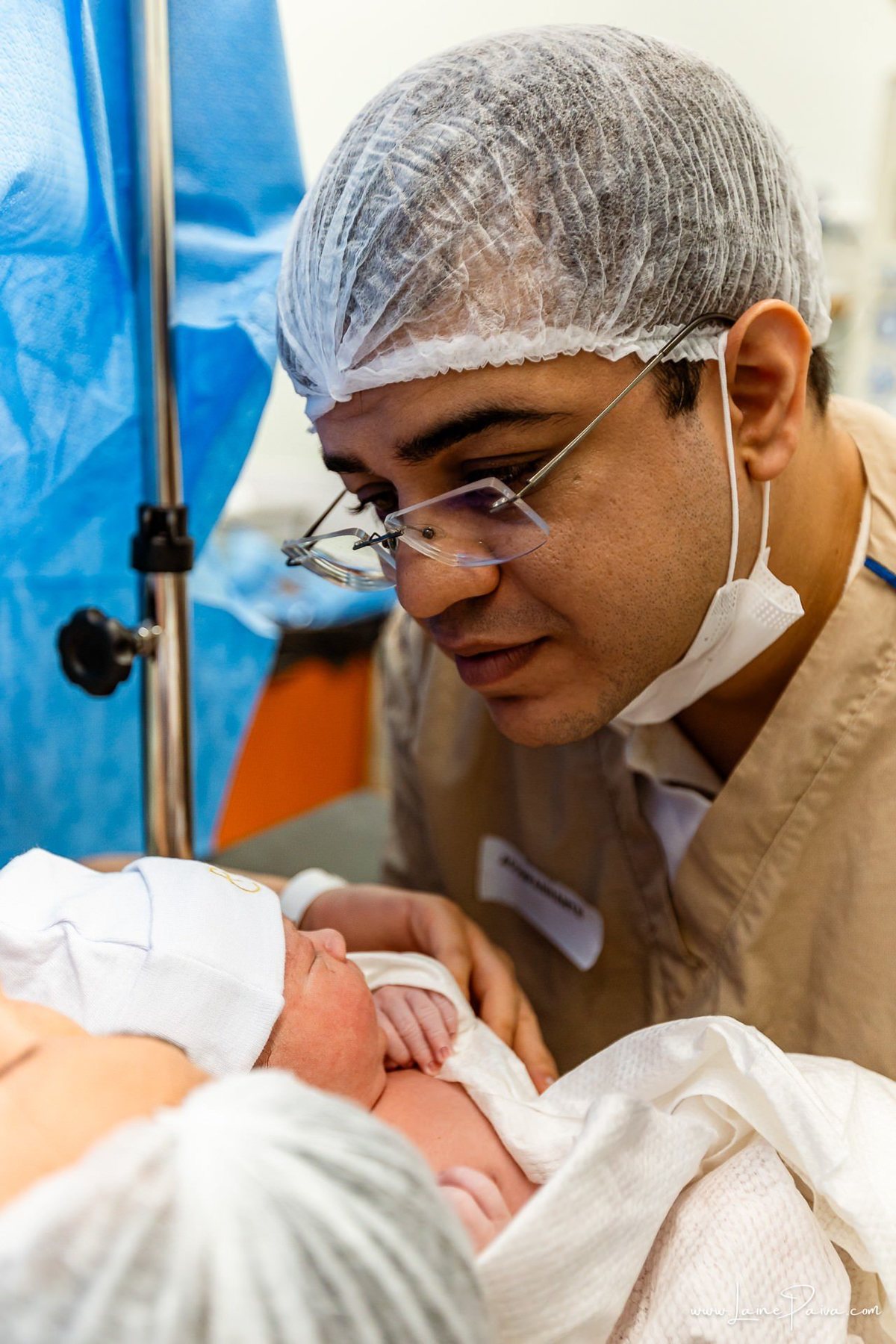 fotografia de parto na maternidade do hospital da Unimed,  parto cesaria, mãe de primeira viagem de menino, primeiros momentos de vida com amor e cuidado, fotografo de parto e familia em Natal, cobertura completa da cesariana, dra priscylla carolinne,