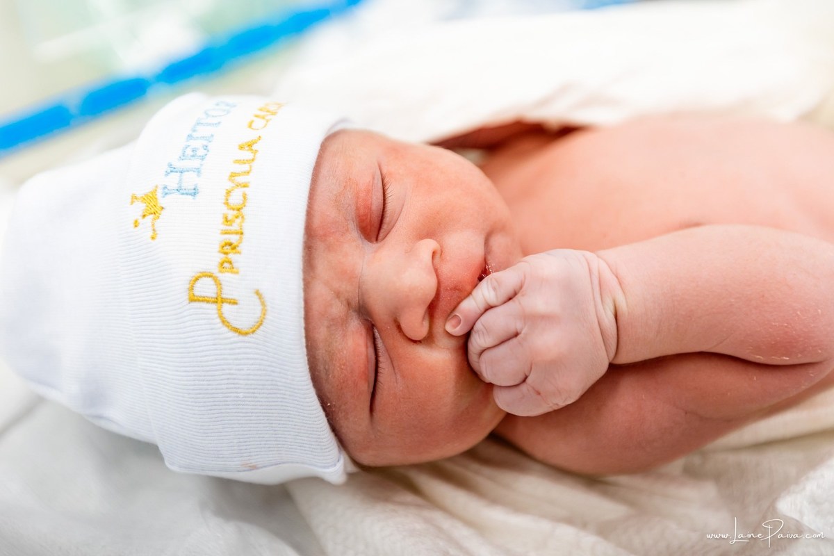 fotografia de parto na maternidade do hospital da Unimed,  parto cesaria, mãe de primeira viagem de menino, primeiros momentos de vida com amor e cuidado, fotografo de parto e familia em Natal, cobertura completa da cesariana, dra priscylla carolinne,