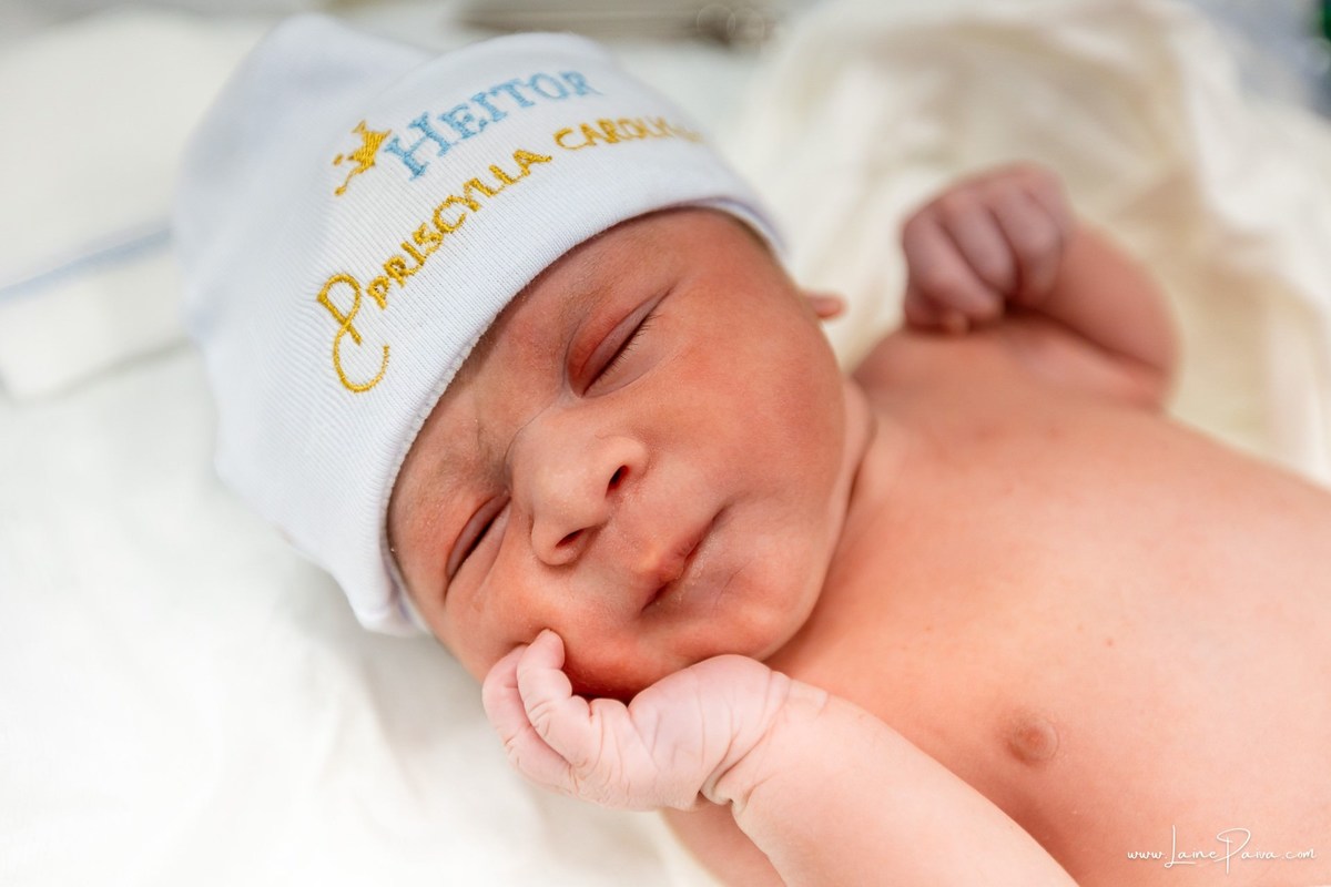 fotografia de parto na maternidade do hospital da Unimed,  parto cesaria, mãe de primeira viagem de menino, primeiros momentos de vida com amor e cuidado, fotografo de parto e familia em Natal, cobertura completa da cesariana, dra priscylla carolinne,