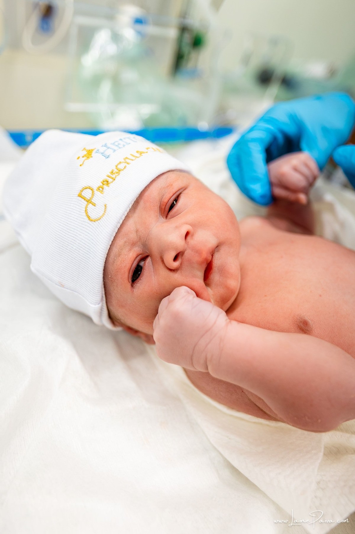 fotografia de parto na maternidade do hospital da Unimed,  parto cesaria, mãe de primeira viagem de menino, primeiros momentos de vida com amor e cuidado, fotografo de parto e familia em Natal, cobertura completa da cesariana, dra priscylla carolinne,