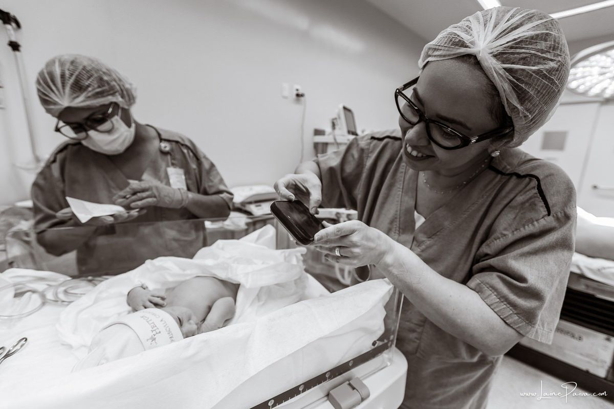 fotografia de parto na maternidade do hospital da Unimed,  parto cesaria, mãe de primeira viagem de menino, primeiros momentos de vida com amor e cuidado, fotografo de parto e familia em Natal, cobertura completa da cesariana, dra priscylla carolinne,