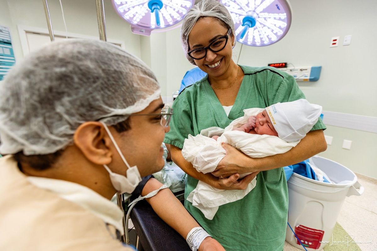 fotografia de parto na maternidade do hospital da Unimed,  parto cesaria, mãe de primeira viagem de menino, primeiros momentos de vida com amor e cuidado, fotografo de parto e familia em Natal, cobertura completa da cesariana, dra priscylla carolinne,