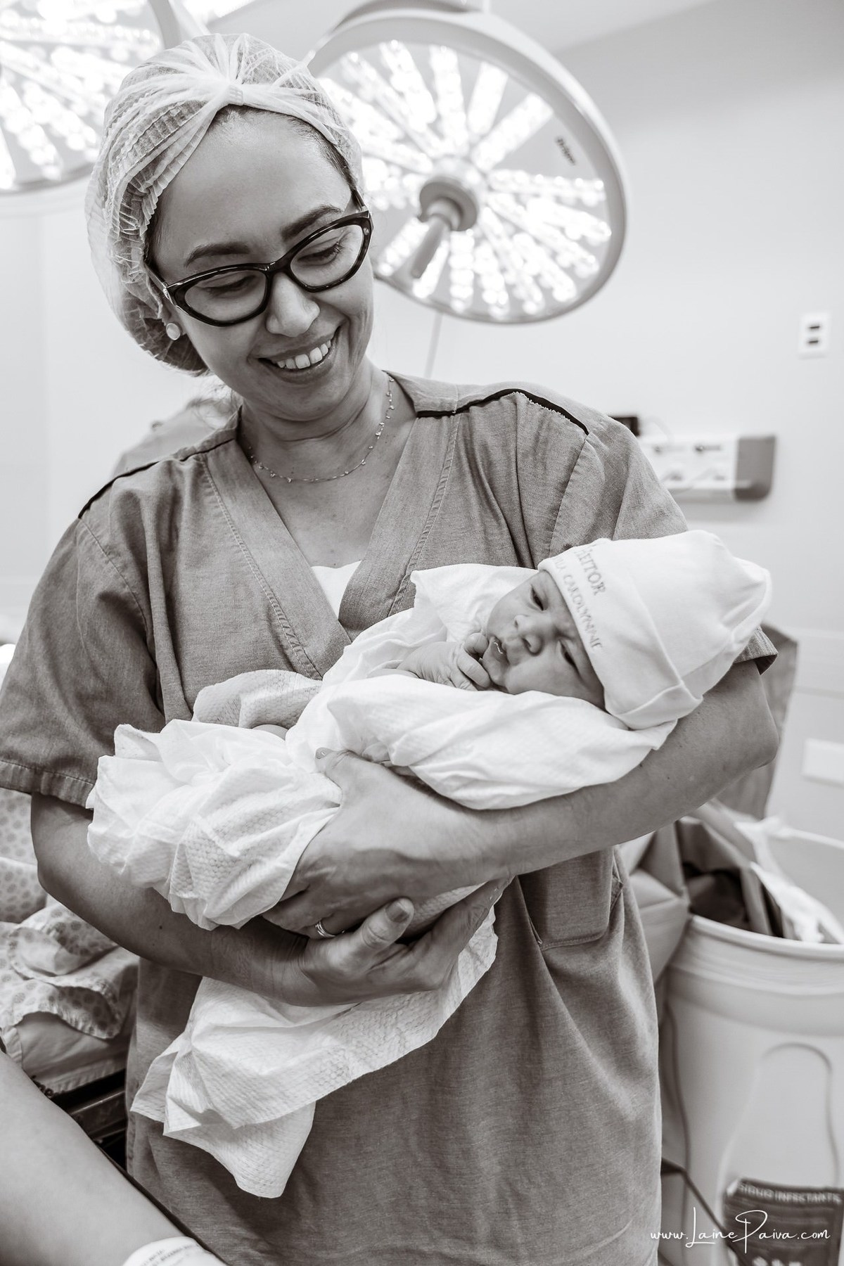 fotografia de parto na maternidade do hospital da Unimed,  parto cesaria, mãe de primeira viagem de menino, primeiros momentos de vida com amor e cuidado, fotografo de parto e familia em Natal, cobertura completa da cesariana, dra priscylla carolinne,