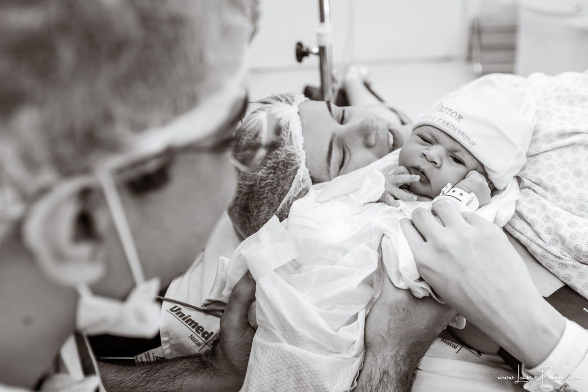 fotografia de parto na maternidade do hospital da Unimed,  parto cesaria, mãe de primeira viagem de menino, primeiros momentos de vida com amor e cuidado, fotografo de parto e familia em Natal, cobertura completa da cesariana, dra priscylla carolinne,