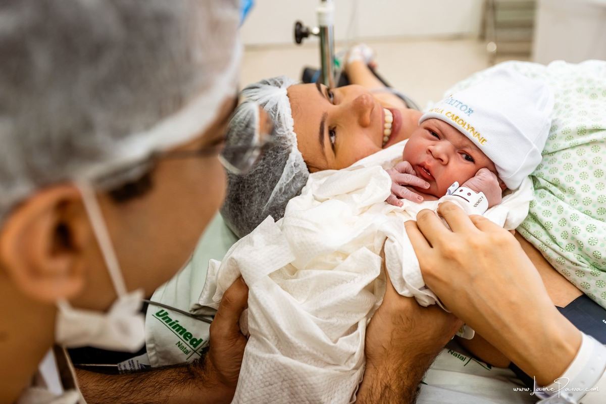 fotografia de parto na maternidade do hospital da Unimed,  parto cesaria, mãe de primeira viagem de menino, primeiros momentos de vida com amor e cuidado, fotografo de parto e familia em Natal, cobertura completa da cesariana, dra priscylla carolinne,