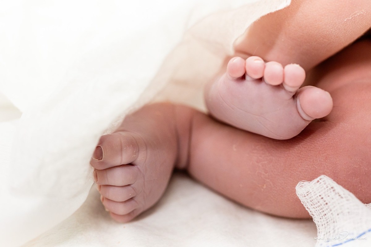 fotografia de parto na maternidade do hospital da Unimed,  parto cesaria, mãe de primeira viagem de menino, primeiros momentos de vida com amor e cuidado, fotografo de parto e familia em Natal, cobertura completa da cesariana, dra priscylla carolinne,