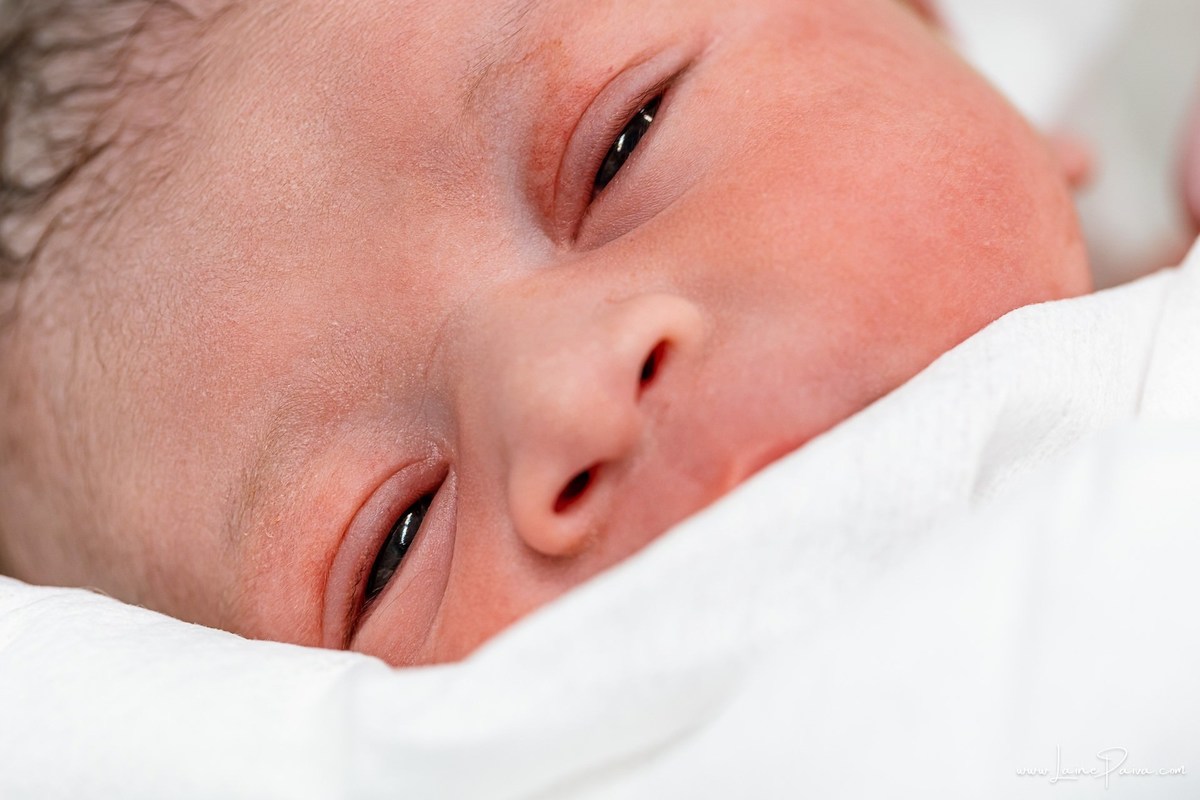 fotografia de parto na maternidade do hospital da Unimed,  parto cesaria, mãe de primeira viagem de menino, primeiros momentos de vida com amor e cuidado, fotografo de parto e familia em Natal, cobertura completa da cesariana, dra priscylla carolinne,